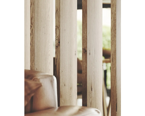 Detailaufnahme einer hölzernen Raumteilung mit angedeutetem Ledersofa