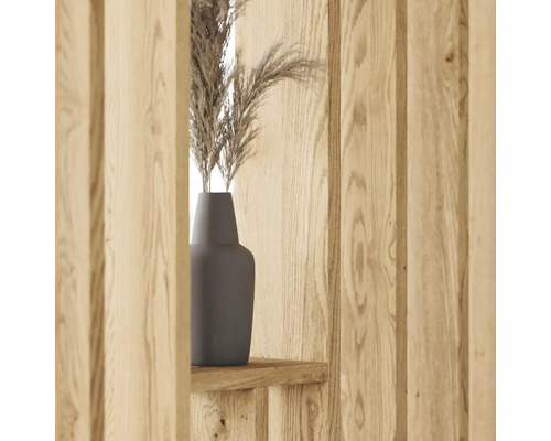 Dekoration mit Vase und Ziergras auf einem Holzregal