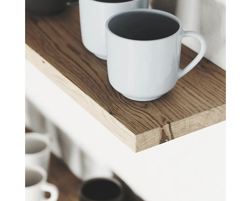 Regalbrett aus Holz mit darauf stehenden Tassen