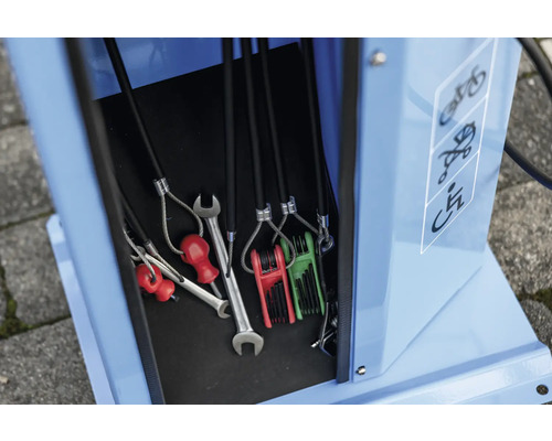 Fahrradreparaturstation mit Werkzeugen wie Schraubenschlüssel und Schraubendreher