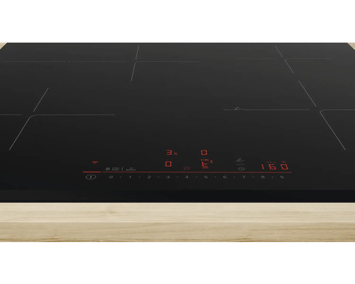 Schwarzes Induktionskochfeld mit digitalen Anzeigen