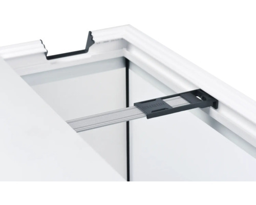 Nahaufnahme eines Fensterrahmens mit Fensterlüfter