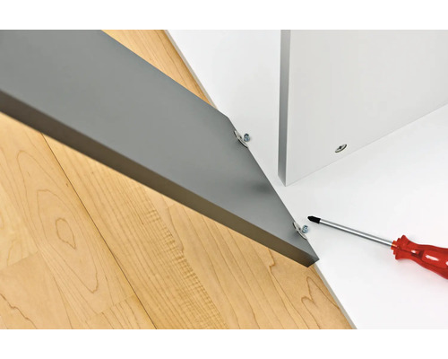 Montage eines Möbelstücks mit Schrauben und Schraubenzieher