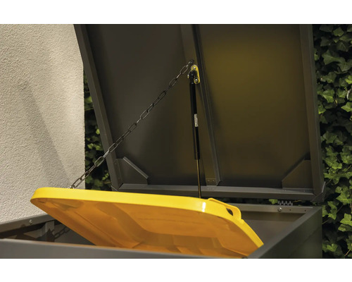 Geöffnete Mülltonnenbox mit gelber Mülltonne