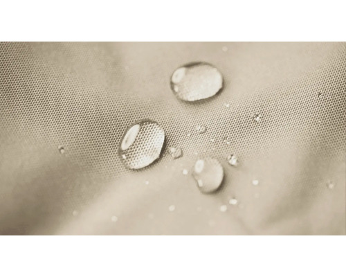 Nahaufnahme von Wassertropfen auf wasserabweisendem Gewebe