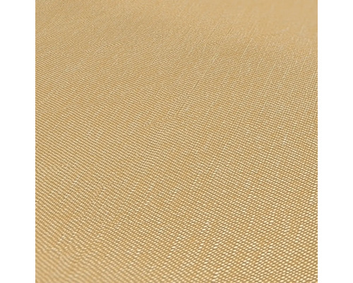 Nahaufnahme eines goldfarbenen Stoffes mit feiner Webstruktur.