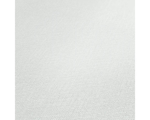 Nahaufnahme einer weißen Textiltapete mit feiner Webstruktur.