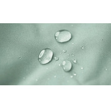 Nahaufnahme von Wassertropfen auf wasserabweisendem Stoff