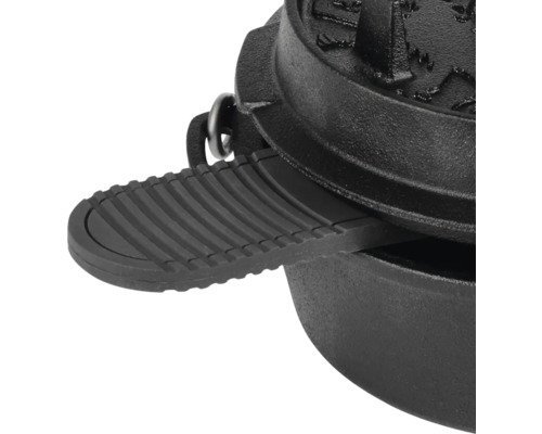 Detailansicht eines gusseisernen Dutch Oven mit Deckelheber