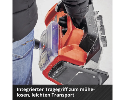 Eine Person benutzt eine Akku Schneefräse von Einhell im Schnee.