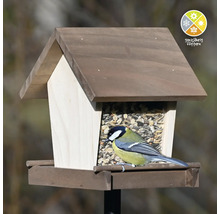 Vogelhäuschen aus Holz mit einer Kohlmeise und dem Symbol für ganzjährige Fütterung.