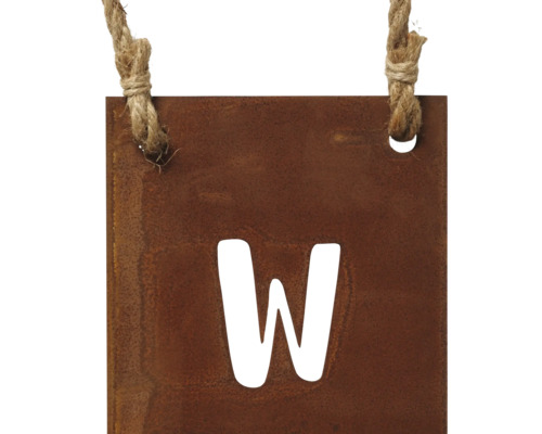 Dekoschild mit dem Buchstaben W und Aufhängung aus Naturfaser