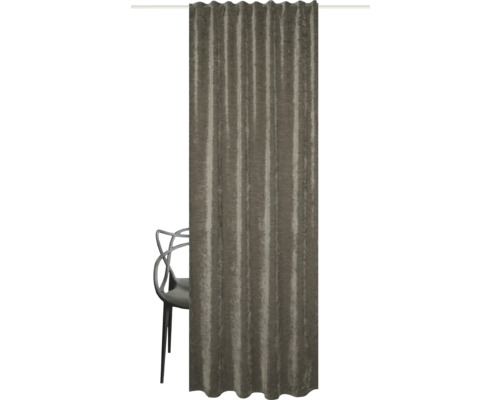 Gardine mit Faltenband und Stuhl