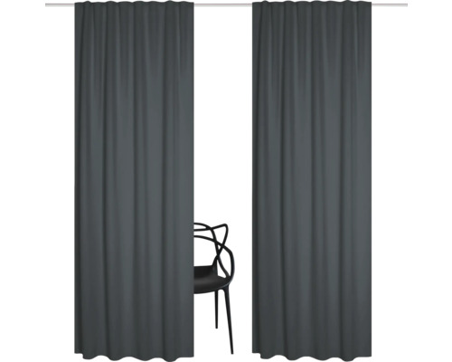 Zwei graue Vorhänge mit einem Stuhl dazwischen