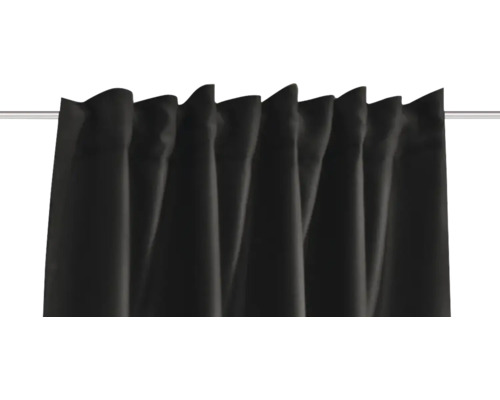 Gardine aus Stoff gerafft auf einer Stange