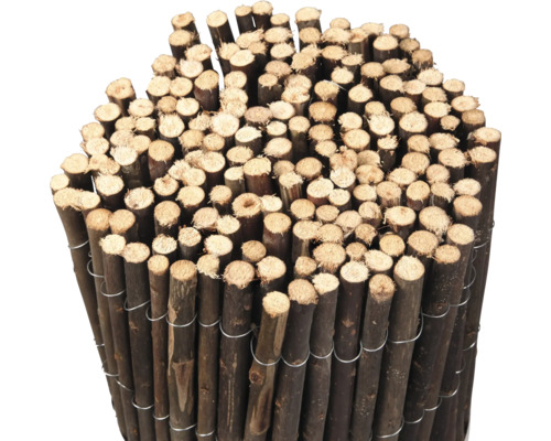 Rollzaun aus Holz mit Draht verbunden