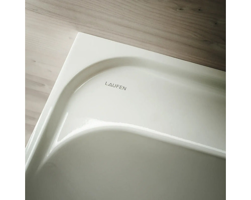 Detailansicht eines weißen Waschbeckens mit Laufen Logo.