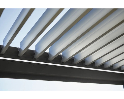 Detailansicht einer Pergola mit Lamellendach zur Beschattung