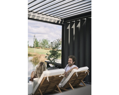 Szene mit einer Pergola, Liegestühlen und entspannten Personen im Garten