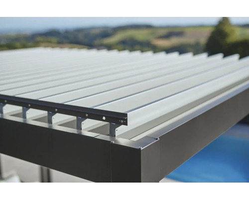 Detailansicht einer Terrassenüberdachung mit Lamellen aus Metall
