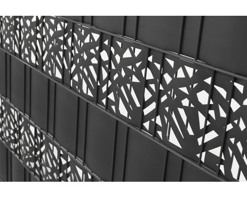 Nahaufnahme eines Metallzauns mit dekorativem Muster