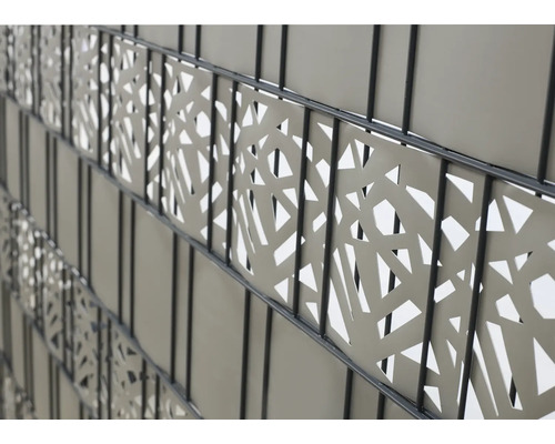 Sichtschutzzaun mit geometrischen Ausschnitten und Rahmen