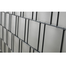 Sichtschutzzaun aus Metall und Kunststoff