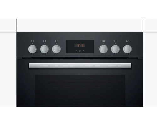 Nahaufnahme eines schwarzen Backofens mit Drehknöpfen und Digitalanzeige.