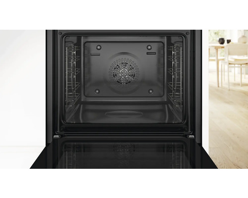 Innenraum eines Elektrobackofens mit Rosten