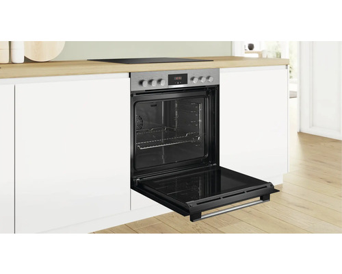 Einbauherd in einer modernen Küche mit geöffneter Ofentür zur Ansicht des Innenraums.