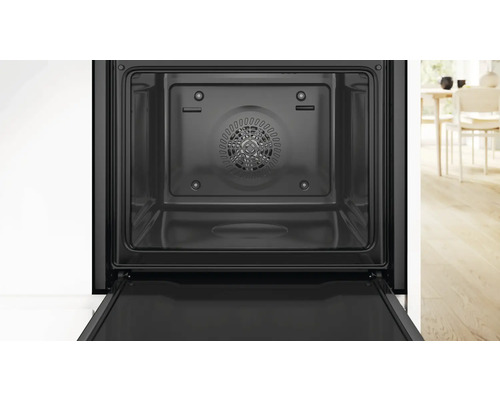 Innenraum eines schwarzen Ofens