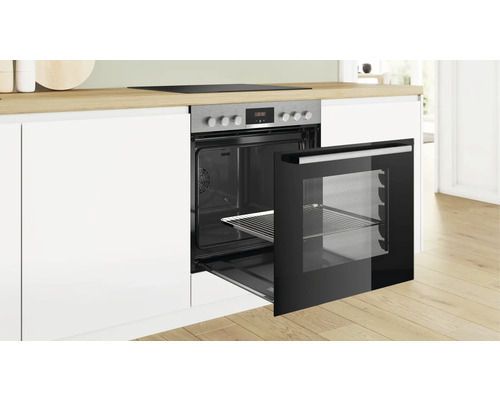 Einbauherd mit geöffneter Tür in einer modernen Küche