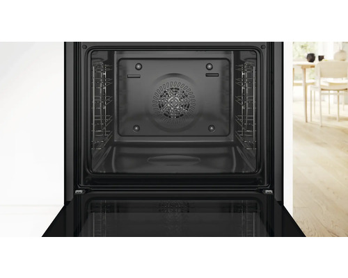 Innenansicht eines schwarzen Backofens mit Grill und Lüfter