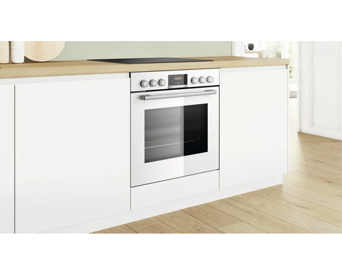 Einbauherd in einer weißen Küchenzeile mit Holz Arbeitsplatte