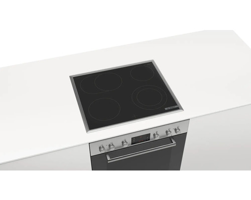 Glaskeramikkochfeld mit vier Kochzonen von Bosch über einem Backofen.