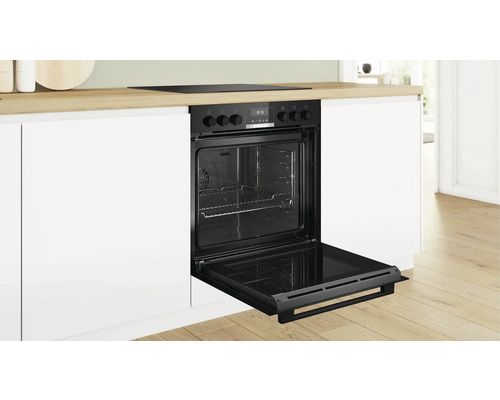 Einbauherd mit geöffneter Tür in moderner Küche