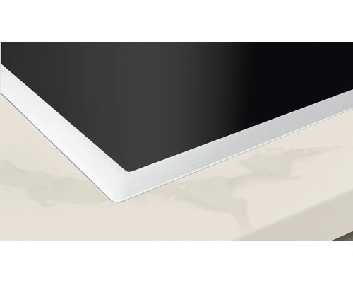 Detailansicht eines schwarzen Kochfeldes mit silberfarbenem Rahmen