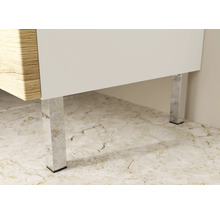 Detailaufnahme eines Möbels mit Holzstruktur und Metallfüßen