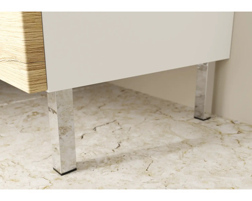 Detailaufnahme eines Möbels mit Holzstruktur und Metallfüßen