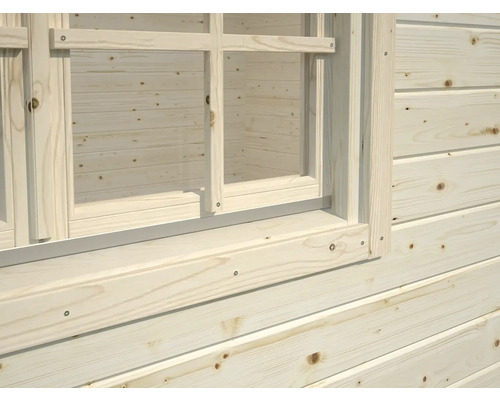 Detailansicht eines Holzfensters in einer Holzwand