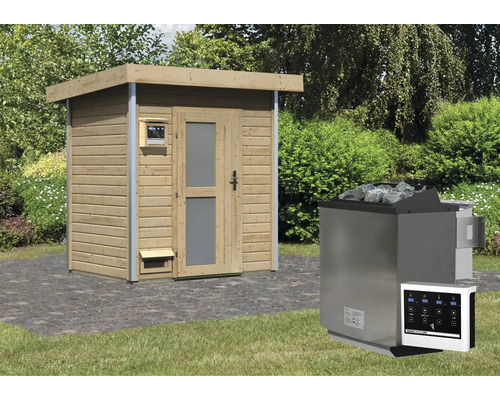 Außensauna mit Holzverkleidung und Saunaofen auf einer Rasenfläche