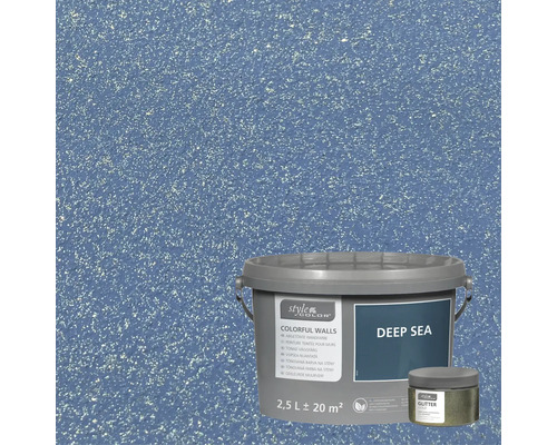 Farbeimer mit abgetönter Wandfarbe und Glitzer Effekt vor blauem Hintergrund