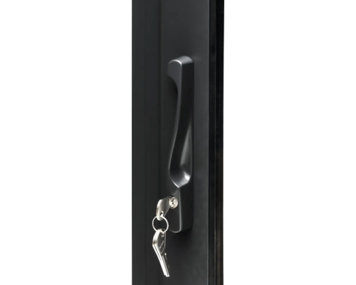 Schlüssel steckt in einem abschließbaren Schrankgriff
