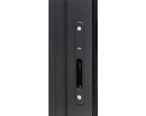 Detailansicht einer Schiebetür mit Griffmulde, Wasserwaage und Schlüssellöchern