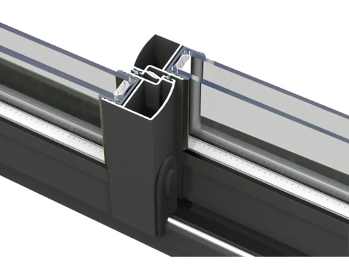 Detailansicht eines Aluminiumschiebetürsystems mit Glas