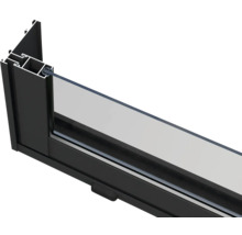 Detailansicht eines Fensterrahmens aus Aluminium mit Glas