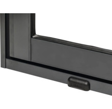 Detailansicht eines schwarzen Fensters mit Fenstergriff