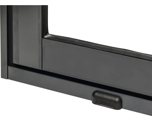 Detailansicht eines schwarzen Fensters mit Fenstergriff