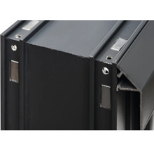 Detailansicht eines schwarzen Aluminiumrahmens mit Magneten und Schraubenlöchern.