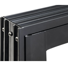 Detailansicht eines schwarzen Fensterrahmens aus Aluminium.